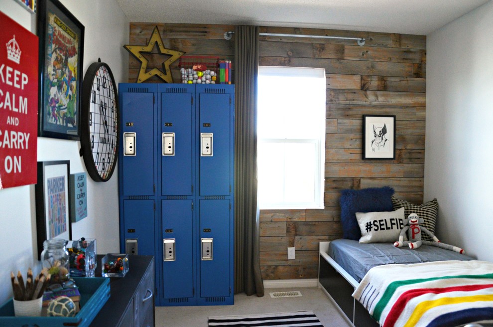 Kleines Rustikales Schlafzimmer ohne Kamin mit weißer Wandfarbe und Teppichboden in Calgary