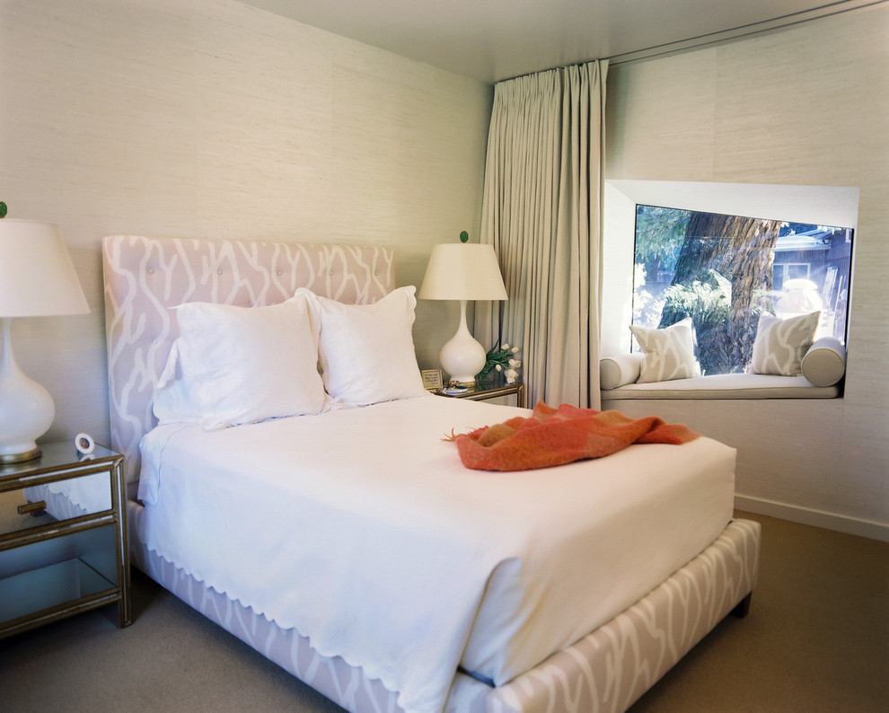 Retro Schlafzimmer mit beiger Wandfarbe und Teppichboden in San Francisco