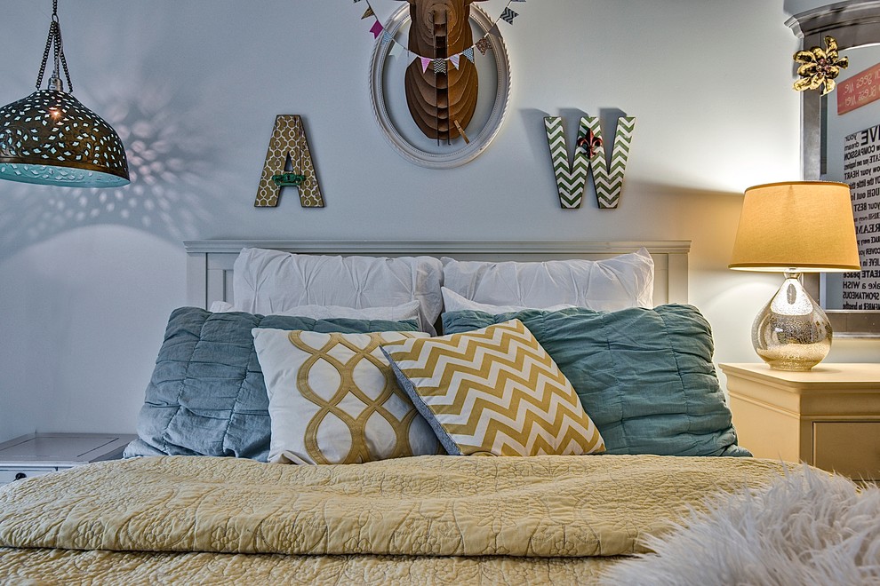 Foto de habitación de invitados rústica de tamaño medio sin chimenea con paredes azules, moqueta y suelo beige
