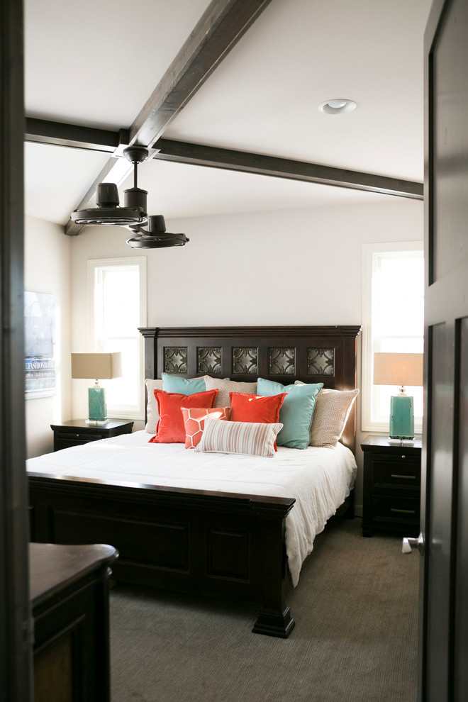 Свежая идея для дизайна: хозяйская спальня среднего размера в стиле рустика с белыми стенами, ковровым покрытием и бежевым полом - отличное фото интерьера