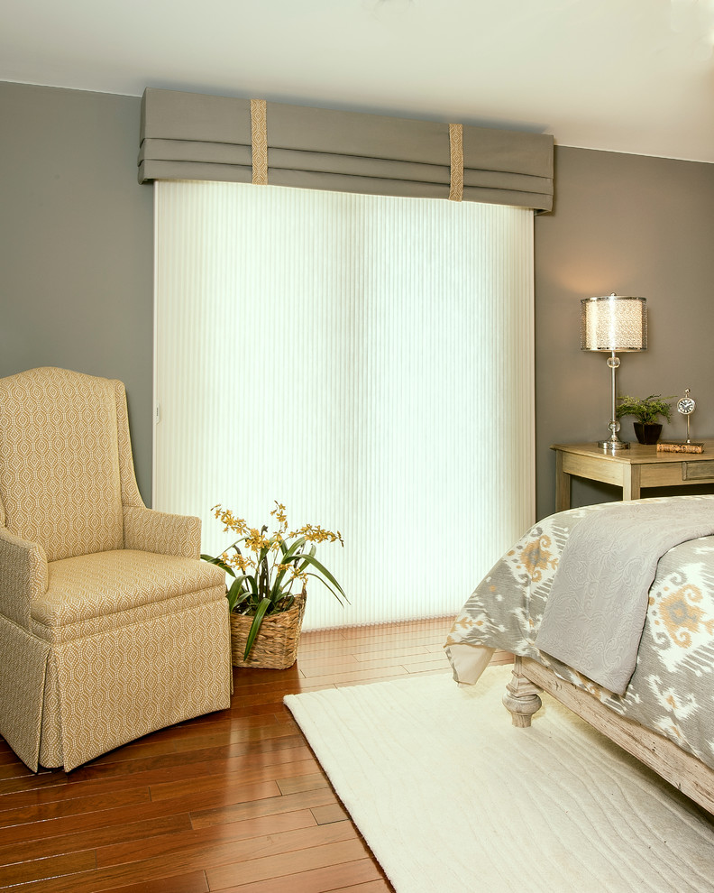 Стильный дизайн: хозяйская спальня среднего размера в стиле рустика с серыми стенами и полом из винила без камина - последний тренд