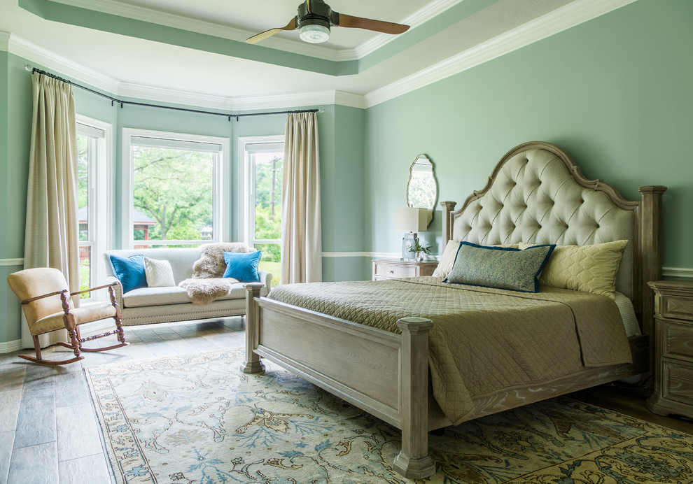 Стильный дизайн: спальня в классическом стиле с зелеными стенами - последний тренд