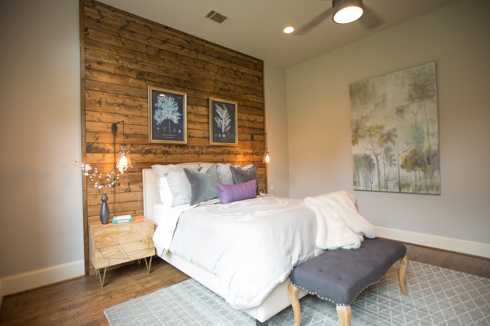 Cette image montre une chambre parentale chalet de taille moyenne avec un mur gris et un sol en bois brun.
