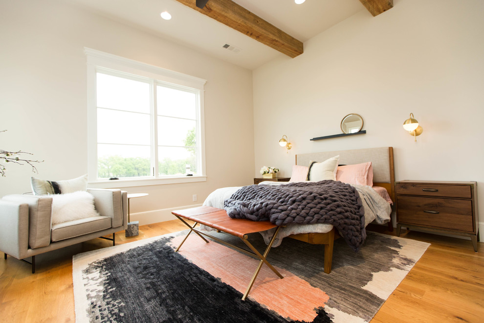 Farmhouse guest and grey and pink bedroom in Dallas with white walls and light hardwood flooring.