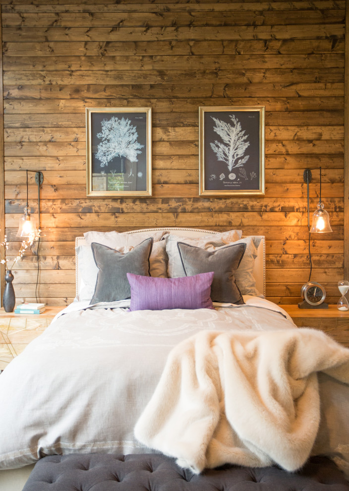 Imagen de dormitorio principal rural de tamaño medio con paredes grises y suelo de madera en tonos medios