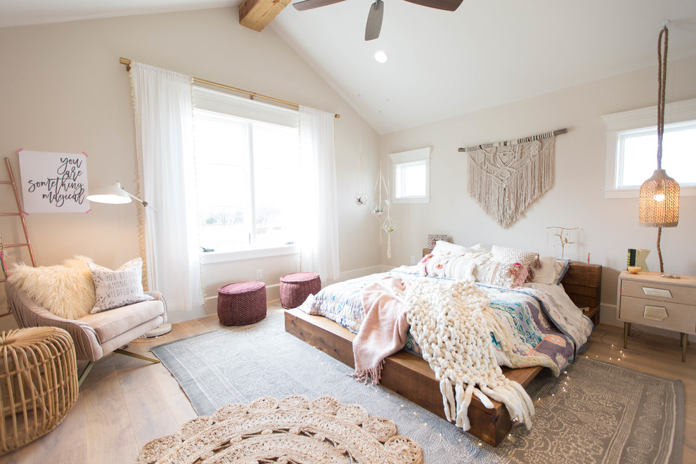 Ejemplo de dormitorio escandinavo de tamaño medio con paredes blancas y suelo de madera clara