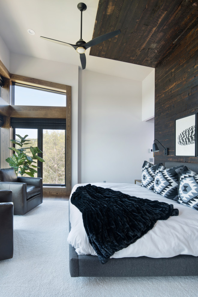 На фото: хозяйская спальня среднего размера в современном стиле с белыми стенами, ковровым покрытием, белым полом, деревянным потолком и деревянными стенами без камина