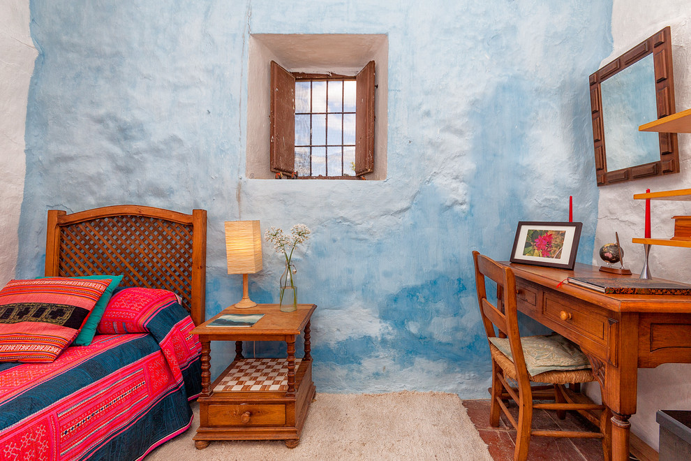 マラガにある地中海スタイルのおしゃれな寝室 (青い壁)