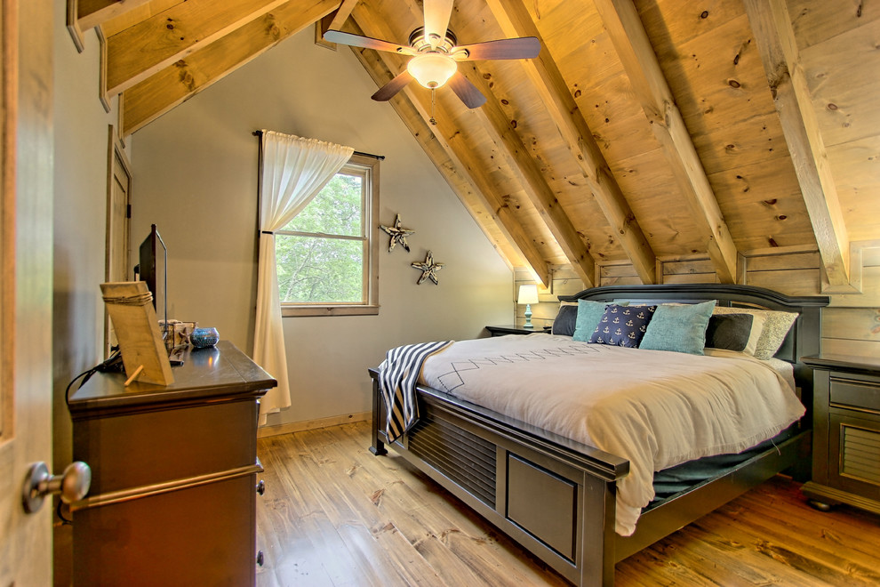 Стильный дизайн: маленькая гостевая спальня (комната для гостей) в стиле рустика с серыми стенами, деревянным полом и коричневым полом для на участке и в саду - последний тренд
