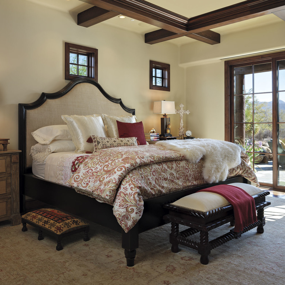 Ejemplo de dormitorio principal de estilo americano con paredes beige
