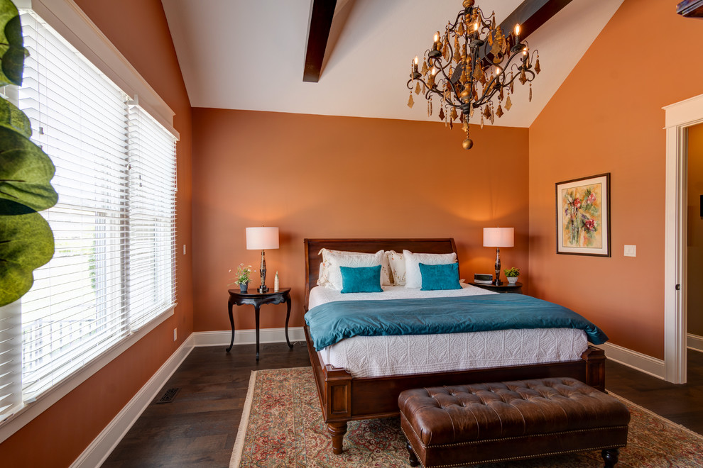 Idéer för mellanstora amerikanska huvudsovrum, med orange väggar, mörkt trägolv och brunt golv