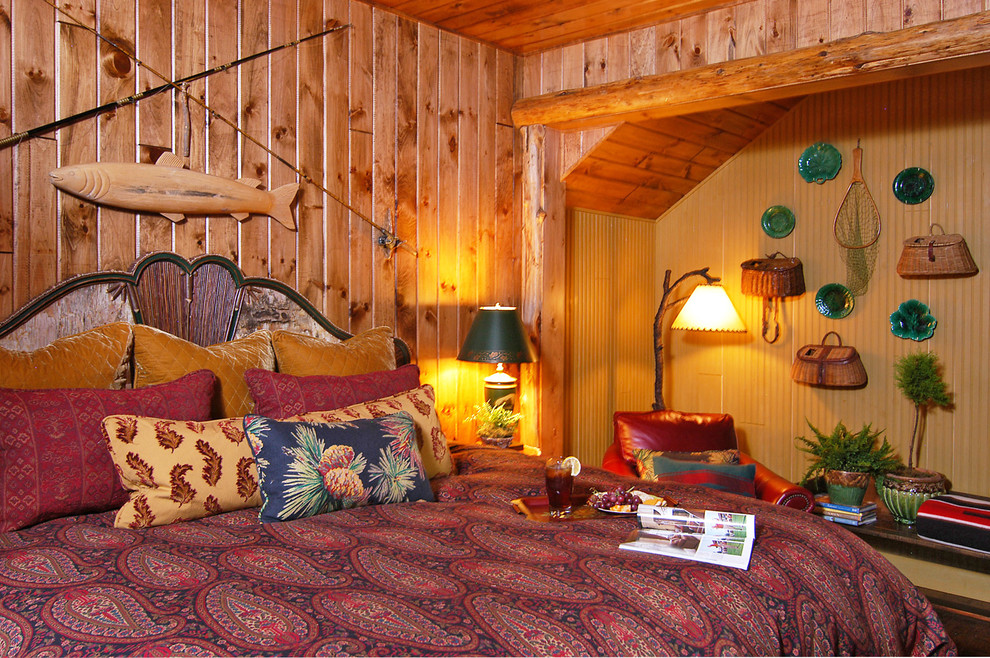 Идея дизайна: большая гостевая спальня (комната для гостей) в стиле рустика с бежевыми стенами и паркетным полом среднего тона без камина