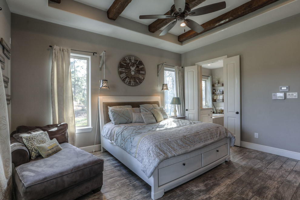 Großes Country Hauptschlafzimmer ohne Kamin mit beiger Wandfarbe, braunem Boden und Keramikboden in Houston