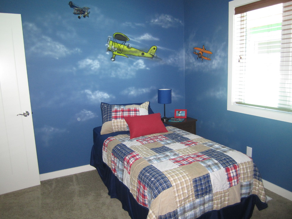 Cette photo montre une chambre avec moquette montagne de taille moyenne avec un mur bleu et aucune cheminée.