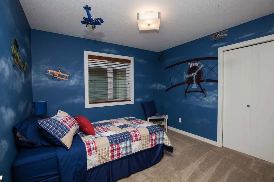 Diseño de dormitorio rural de tamaño medio sin chimenea con paredes azules y moqueta