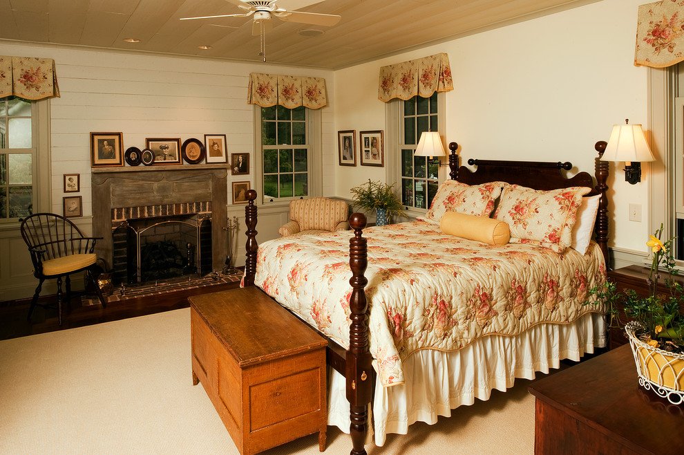 Bild på ett lantligt sovrum, med beige väggar och en standard öppen spis