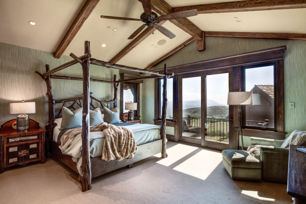 Immagine di una camera da letto stile rurale con pareti verdi, moquette e pavimento grigio