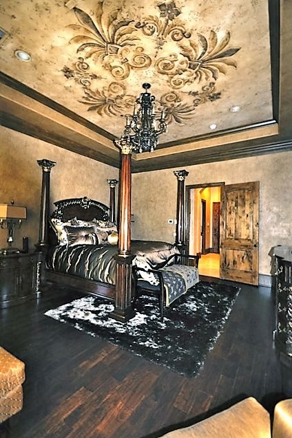 Aménagement d'une très grande chambre parentale classique avec un mur marron et un sol en carrelage de céramique.