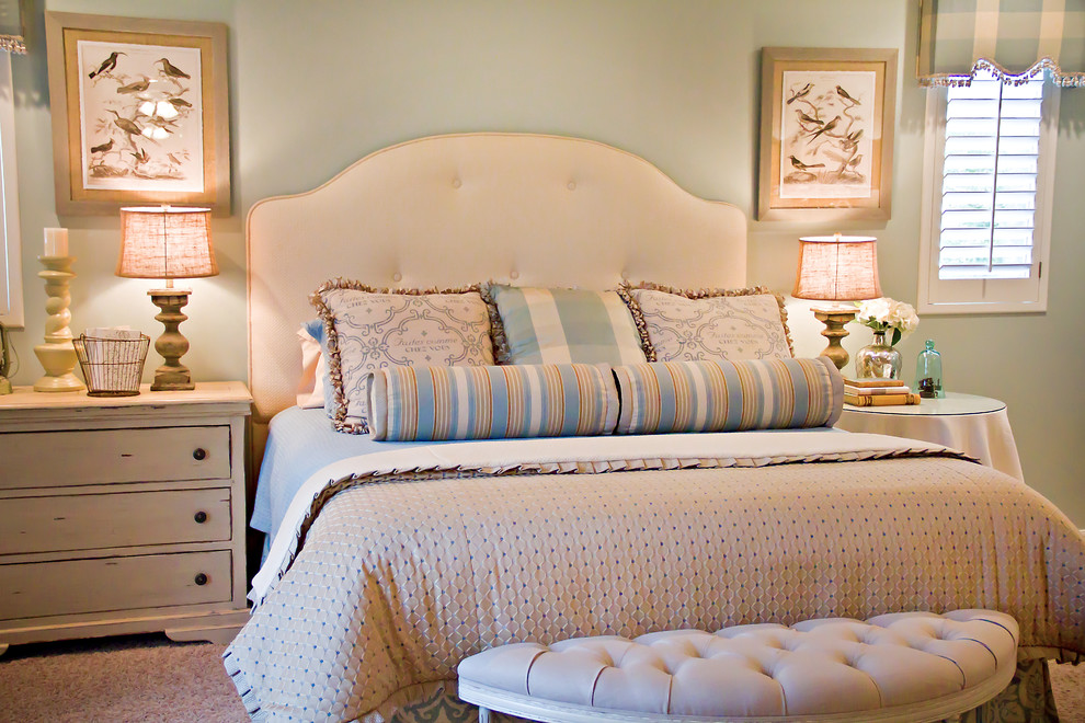Bedroom - traditional bedroom idea in Phoenix