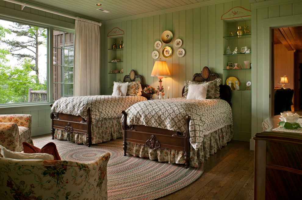 Imagen de habitación de invitados clásica sin chimenea con paredes verdes y suelo de madera en tonos medios