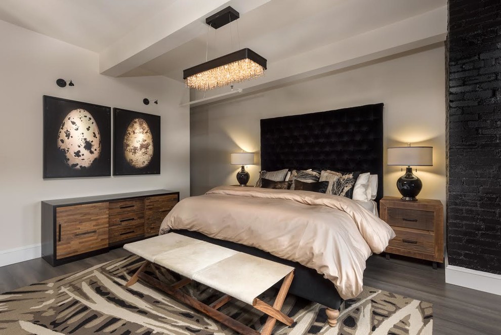 На фото: большая хозяйская спальня в стиле рустика с бежевыми стенами, деревянным полом и серым полом без камина