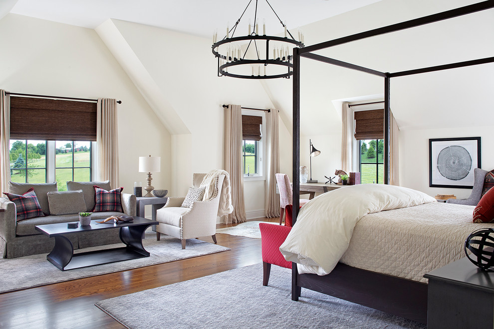 Imagen de dormitorio principal tradicional renovado sin chimenea con paredes beige y suelo de madera en tonos medios