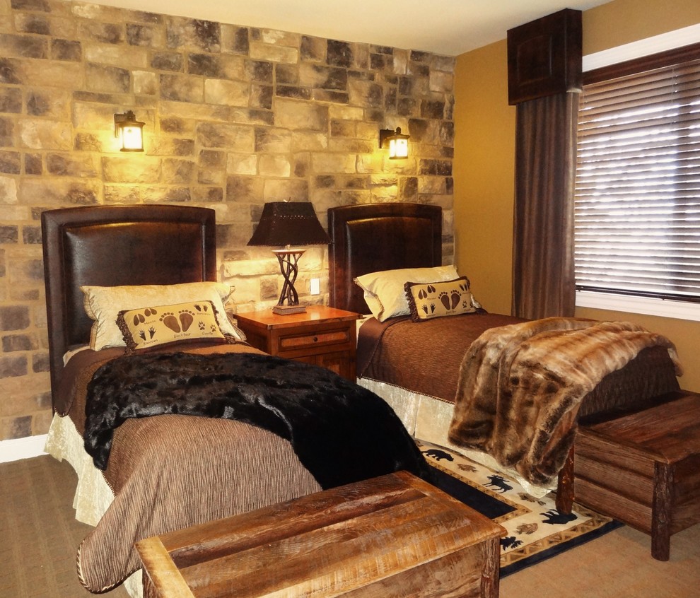 На фото: гостевая спальня среднего размера, (комната для гостей) в стиле рустика с коричневыми стенами и ковровым покрытием