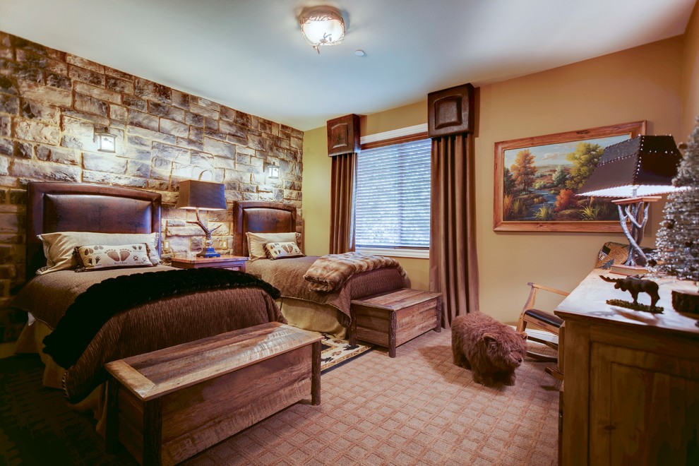 Foto de habitación de invitados de estilo americano con paredes beige y moqueta