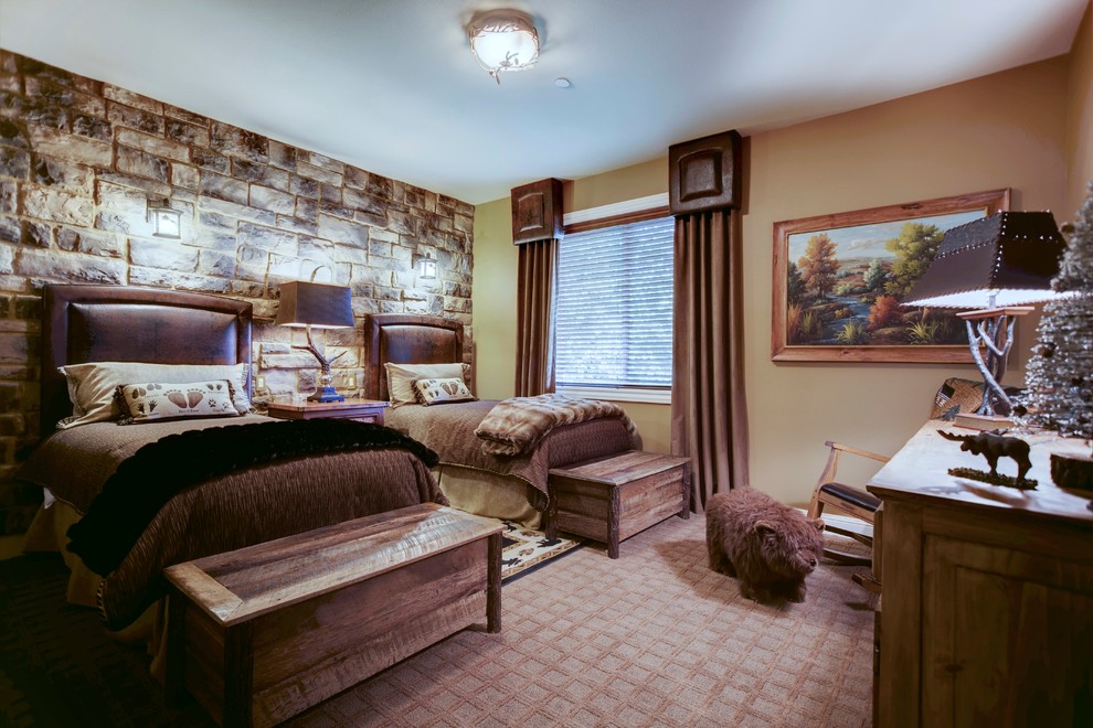 Mittelgroßes Uriges Schlafzimmer mit brauner Wandfarbe und Teppichboden in Portland