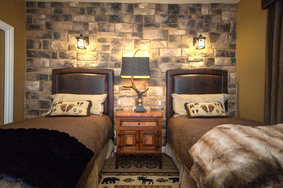 ポートランドにあるラスティックスタイルのおしゃれな客用寝室 (茶色い壁、カーペット敷き)
