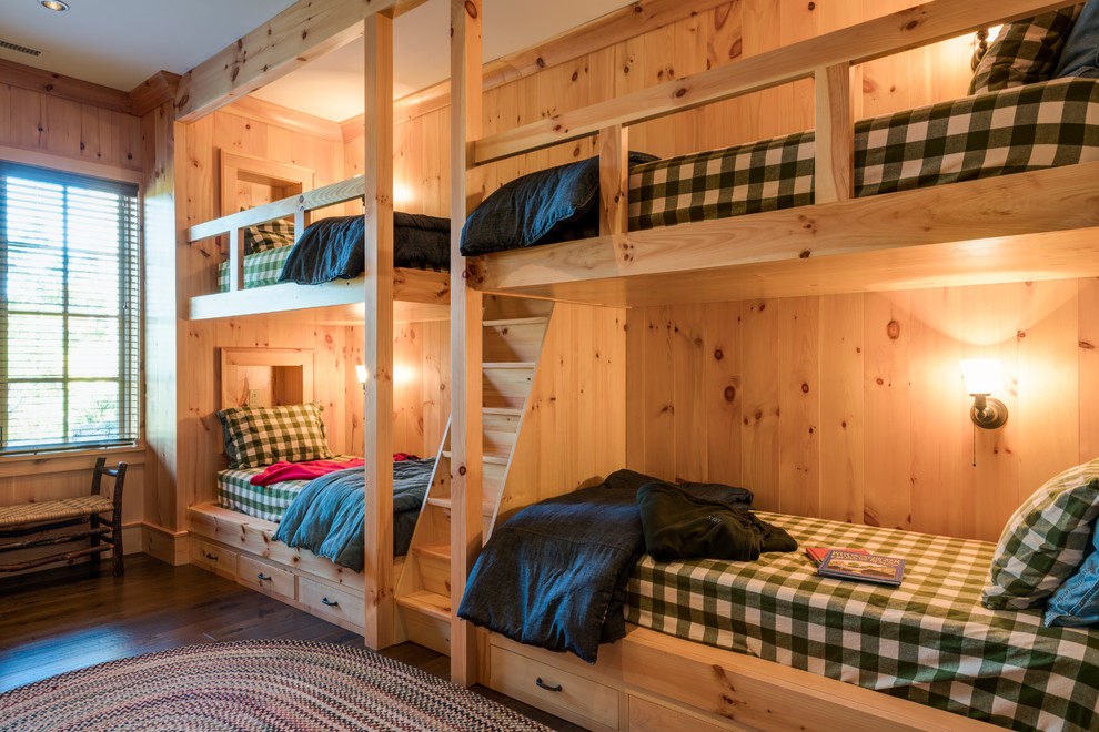 Diseño de habitación de invitados rural grande con paredes marrones y suelo de madera en tonos medios