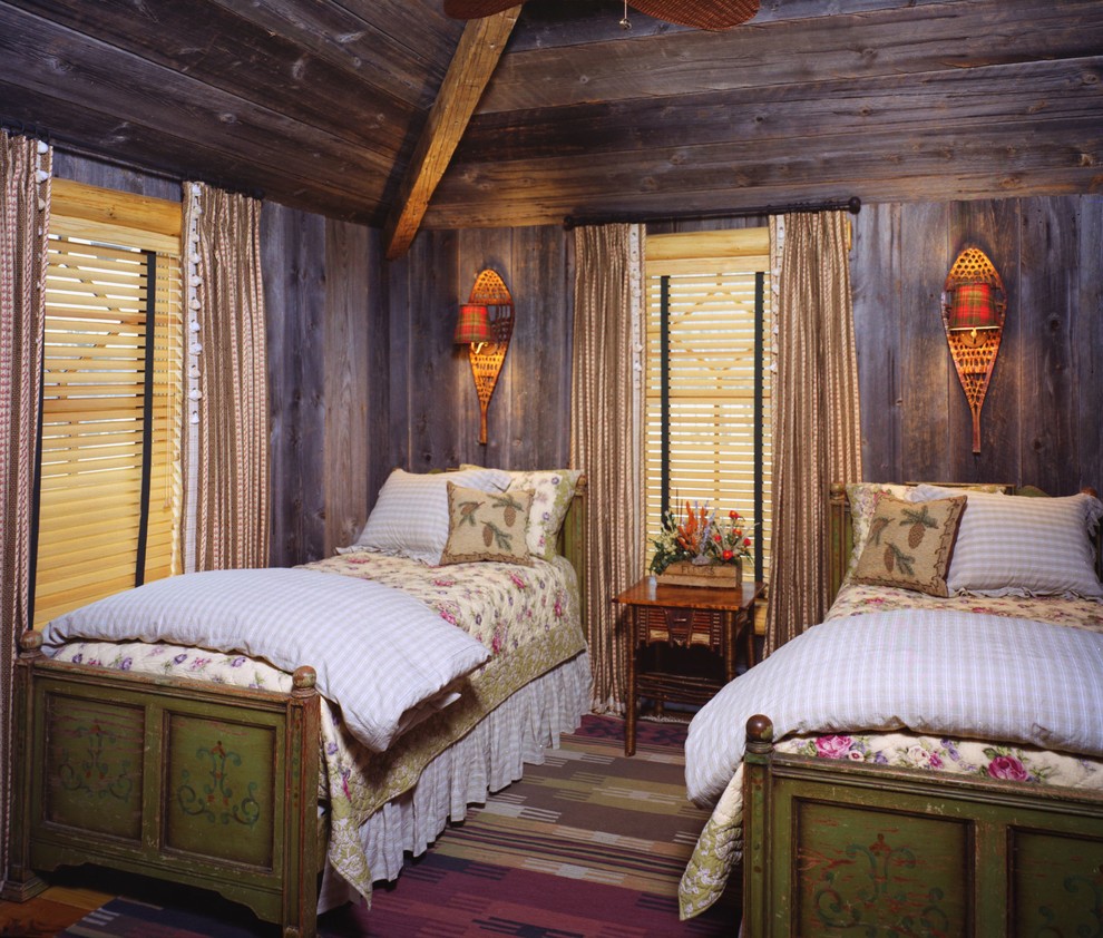Mittelgroßes Shabby-Style Gästezimmer ohne Kamin mit brauner Wandfarbe in Burlington