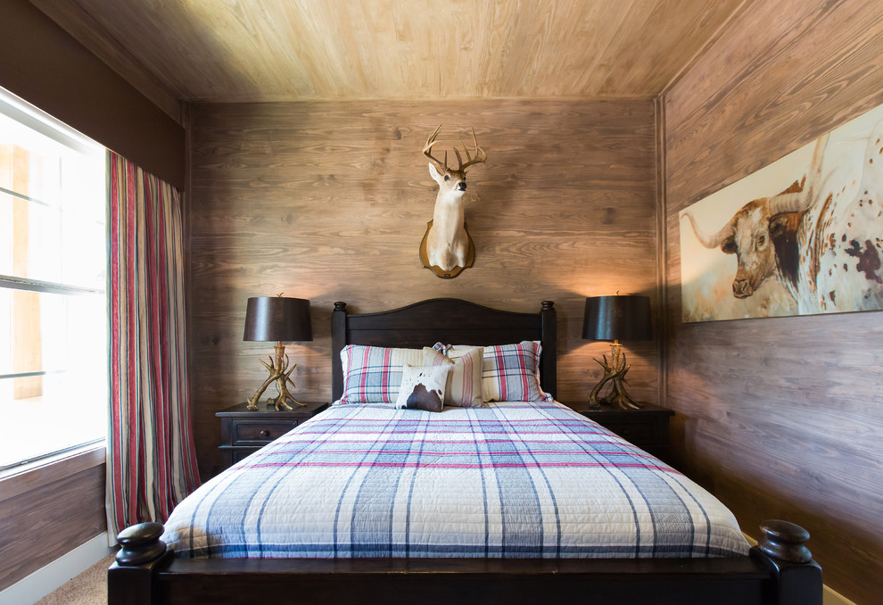Imagen de habitación de invitados rústica de tamaño medio con paredes marrones, moqueta y suelo beige