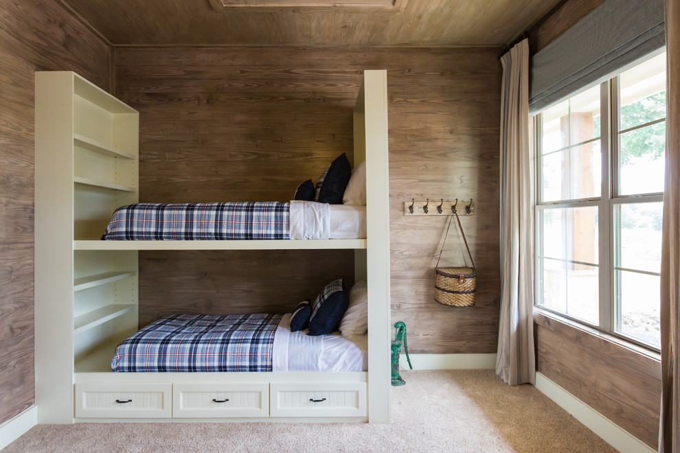 На фото: гостевая спальня среднего размера, (комната для гостей) в стиле рустика с коричневыми стенами, ковровым покрытием и бежевым полом