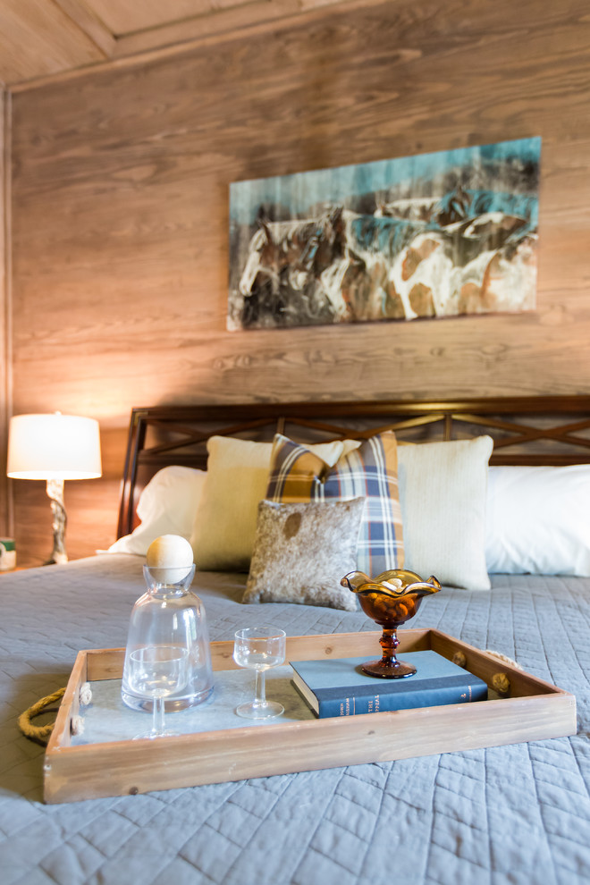 Ejemplo de habitación de invitados rural de tamaño medio con paredes marrones, moqueta y suelo beige