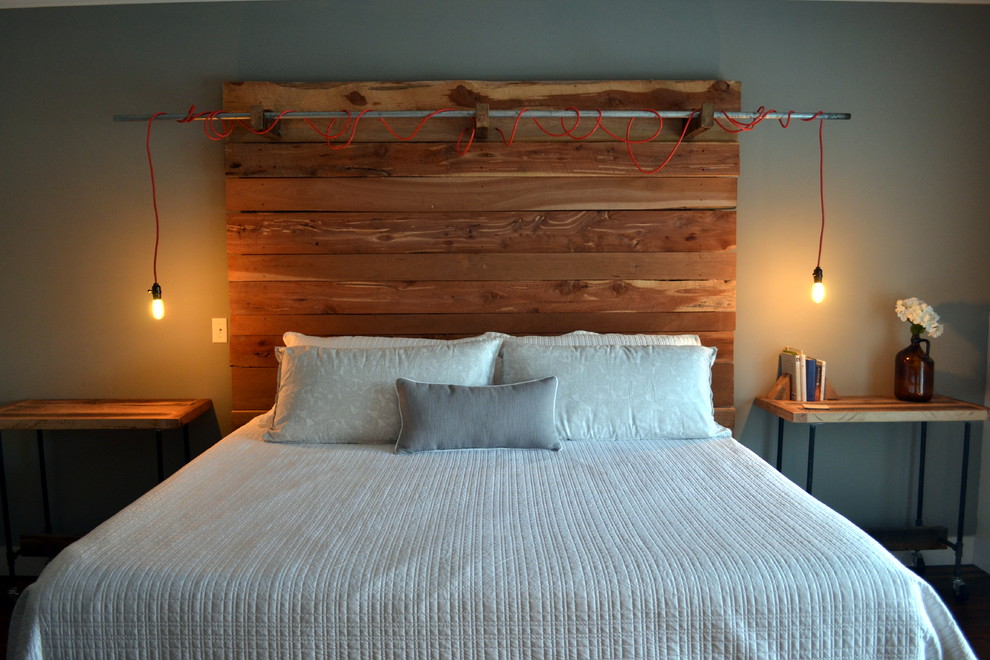 Идея дизайна: спальня в стиле лофт с серыми стенами
