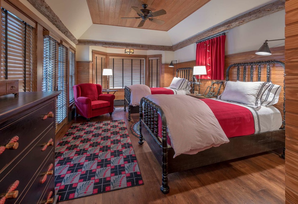 Imagen de habitación de invitados rural de tamaño medio sin chimenea con paredes blancas y suelo de madera en tonos medios