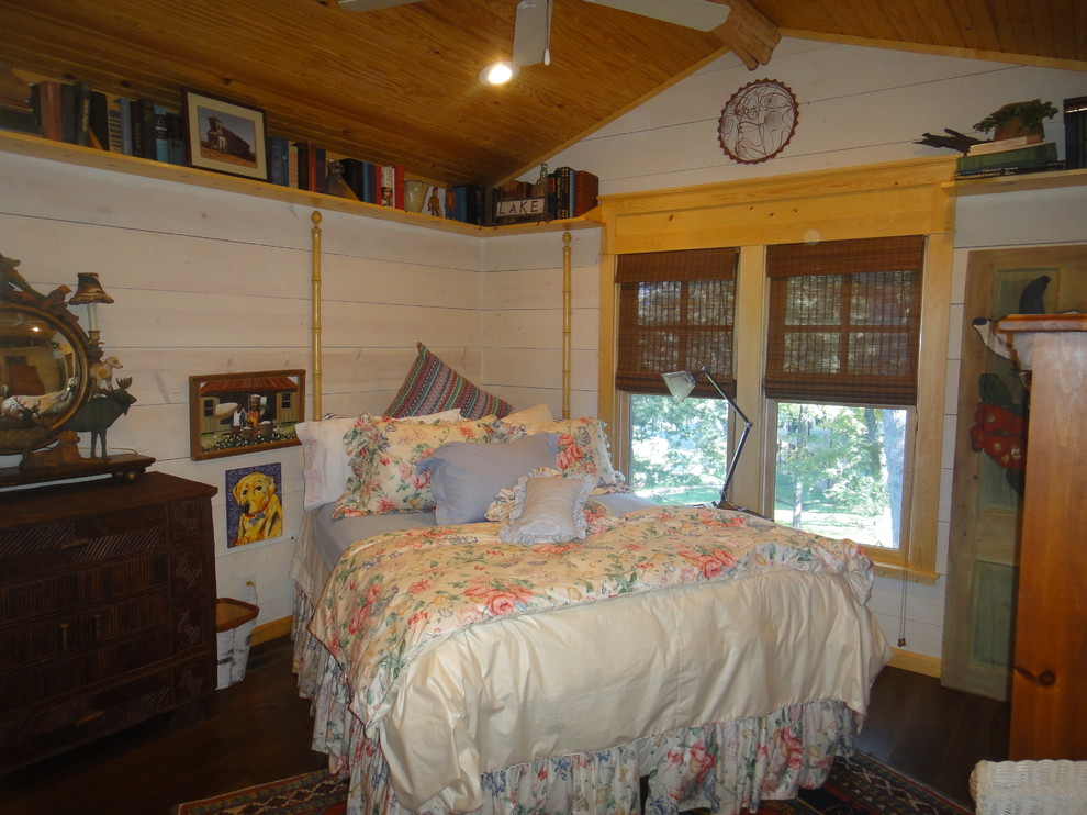 Modelo de habitación de invitados ecléctica de tamaño medio con paredes blancas y suelo de madera en tonos medios