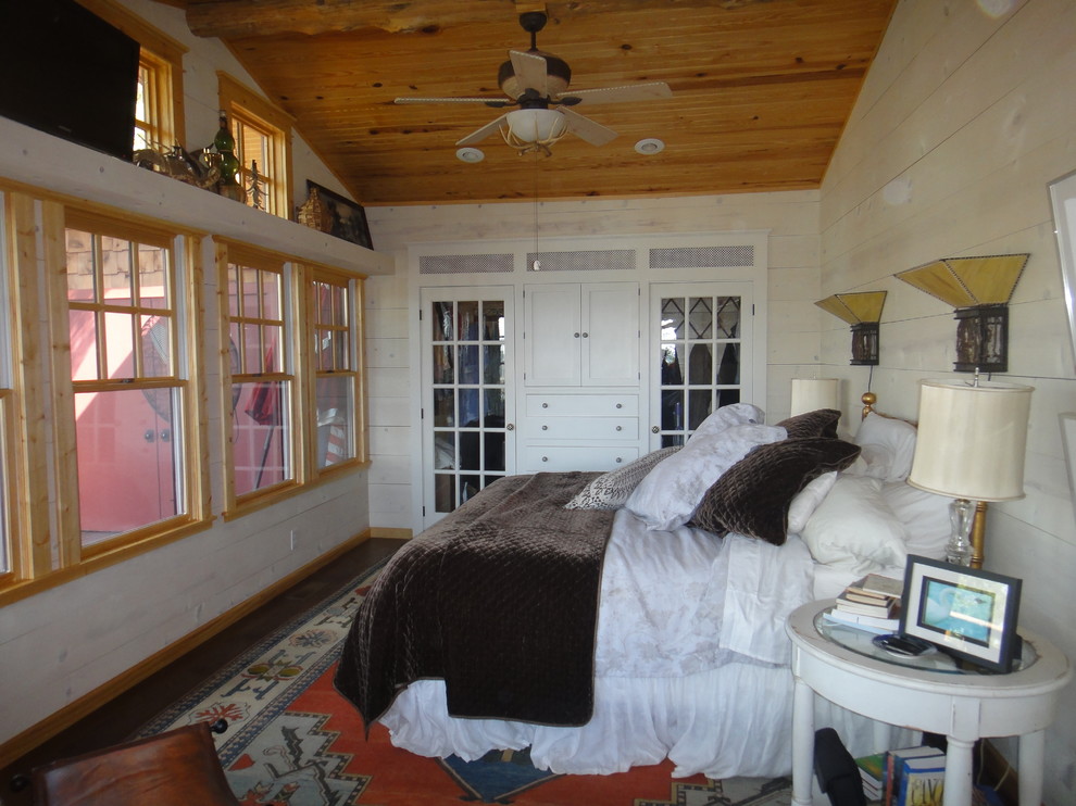 Idee per una camera matrimoniale country di medie dimensioni con pareti bianche e pavimento in legno massello medio