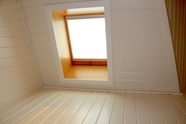 Exempel på ett mellanstort lantligt sovrum, med vita väggar och ljust trägolv
