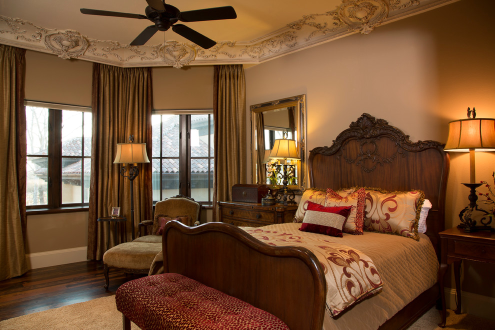 Rustikales Gästezimmer mit beiger Wandfarbe und dunklem Holzboden in Houston