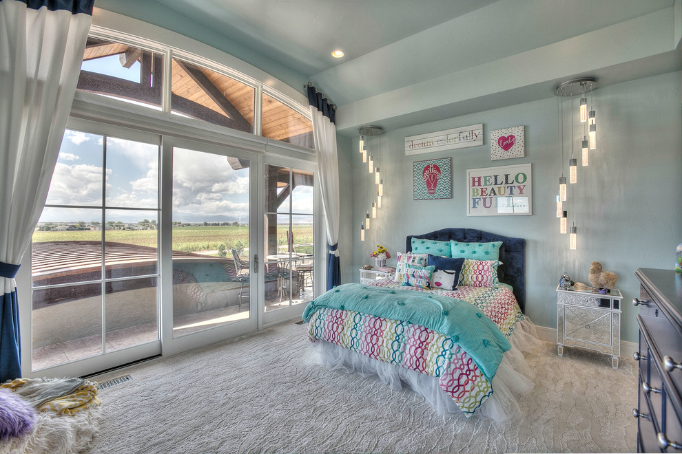 Свежая идея для дизайна: гостевая спальня среднего размера, (комната для гостей) в стиле рустика с синими стенами и ковровым покрытием без камина - отличное фото интерьера