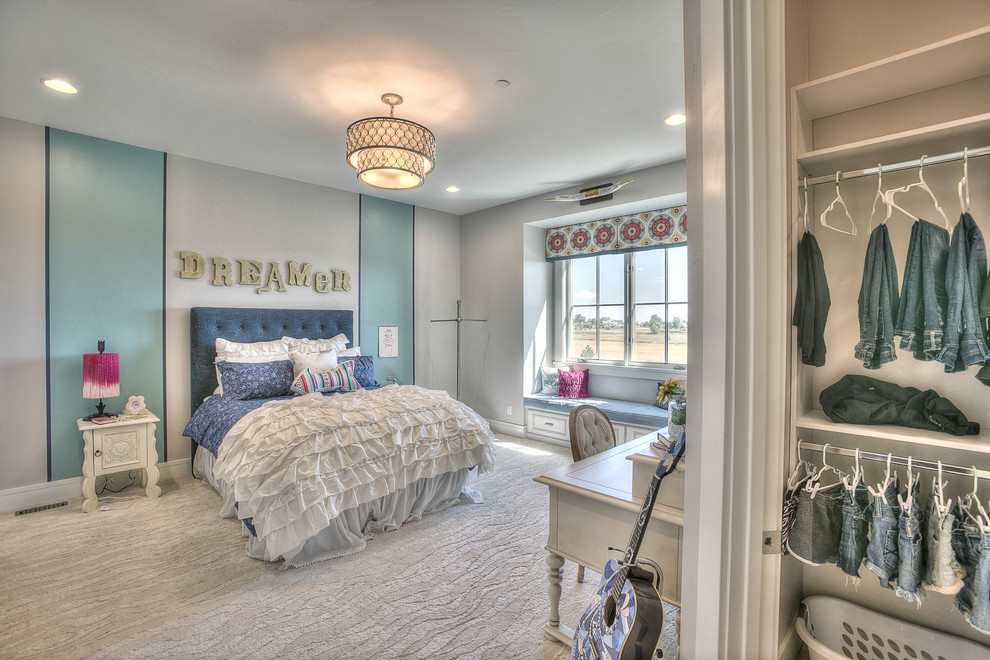 Идея дизайна: гостевая спальня среднего размера, (комната для гостей) в стиле рустика с синими стенами и ковровым покрытием без камина