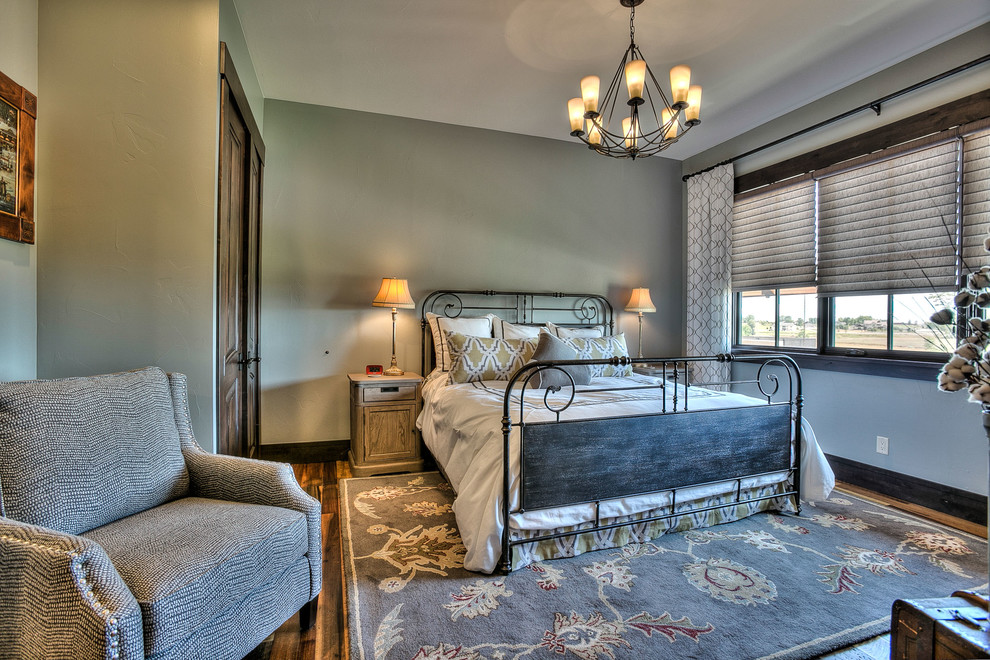 Ejemplo de habitación de invitados rural de tamaño medio sin chimenea con paredes verdes y suelo de madera en tonos medios