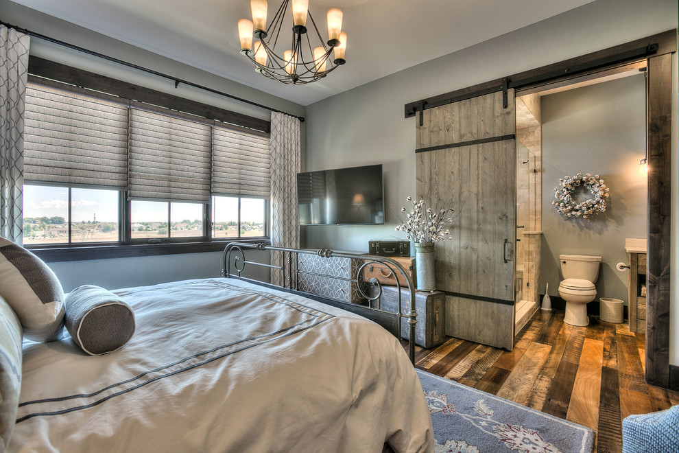 Идея дизайна: гостевая спальня среднего размера, (комната для гостей) в стиле рустика с зелеными стенами и паркетным полом среднего тона без камина