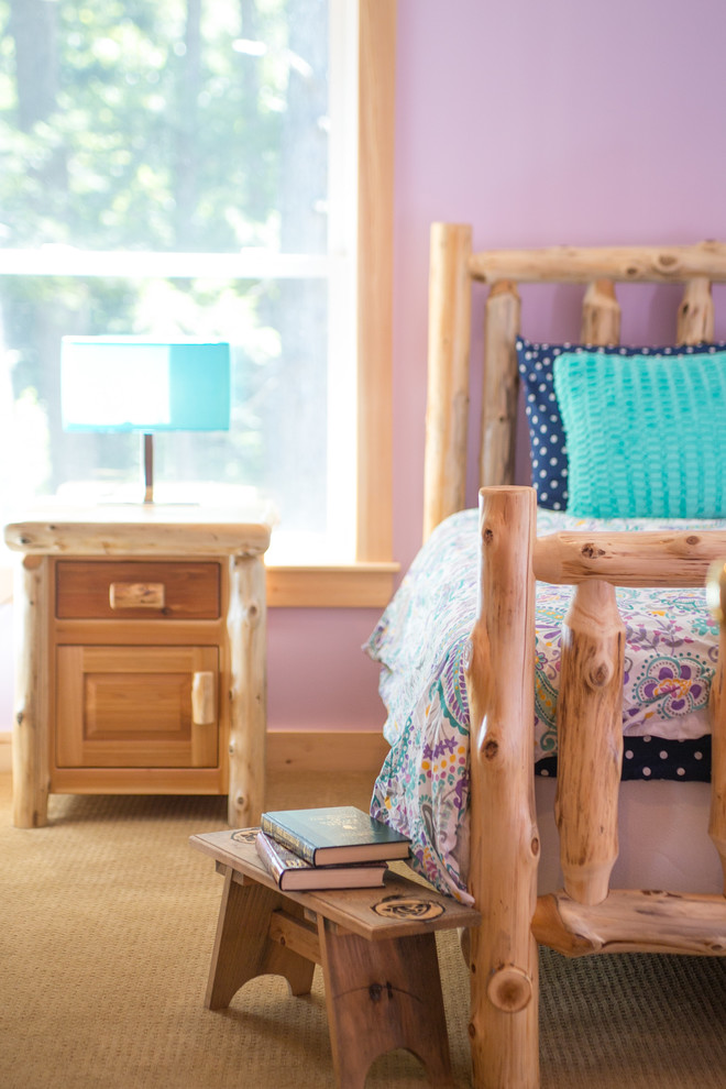 Ejemplo de habitación de invitados rural de tamaño medio con paredes púrpuras, moqueta y suelo beige