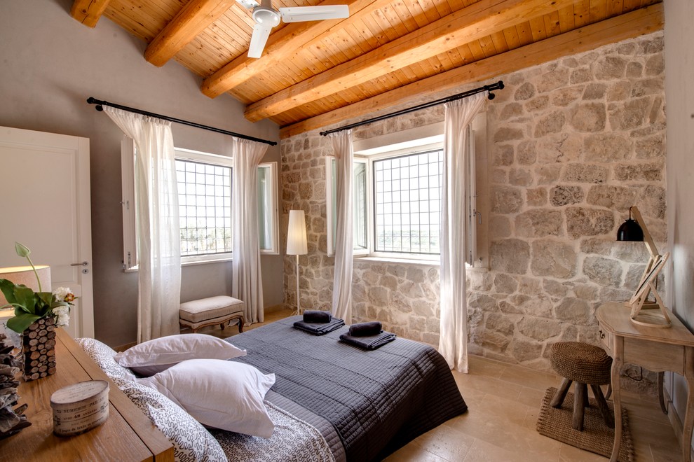 Идея дизайна: большая хозяйская спальня в средиземноморском стиле с серыми стенами