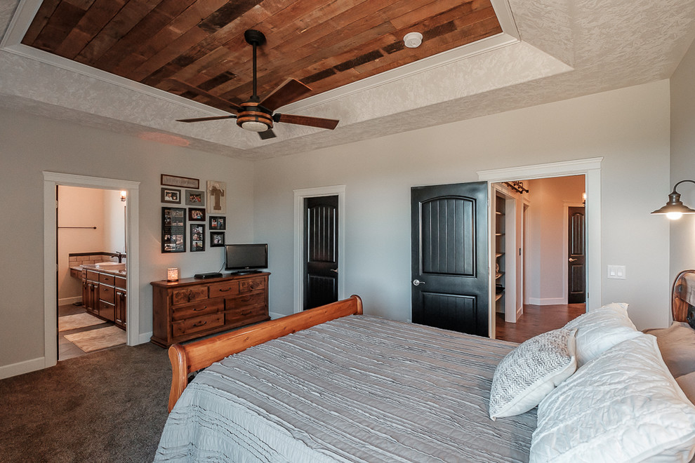 На фото: хозяйская спальня в стиле рустика с серыми стенами, ковровым покрытием и серым полом без камина