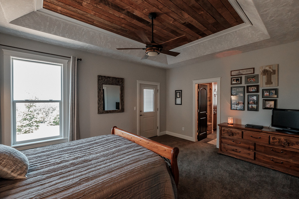 На фото: хозяйская спальня в стиле рустика с серыми стенами, ковровым покрытием и серым полом без камина