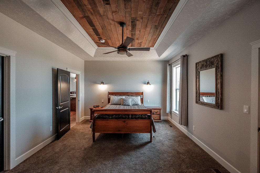 Foto de dormitorio principal rústico sin chimenea con paredes grises, moqueta y suelo beige